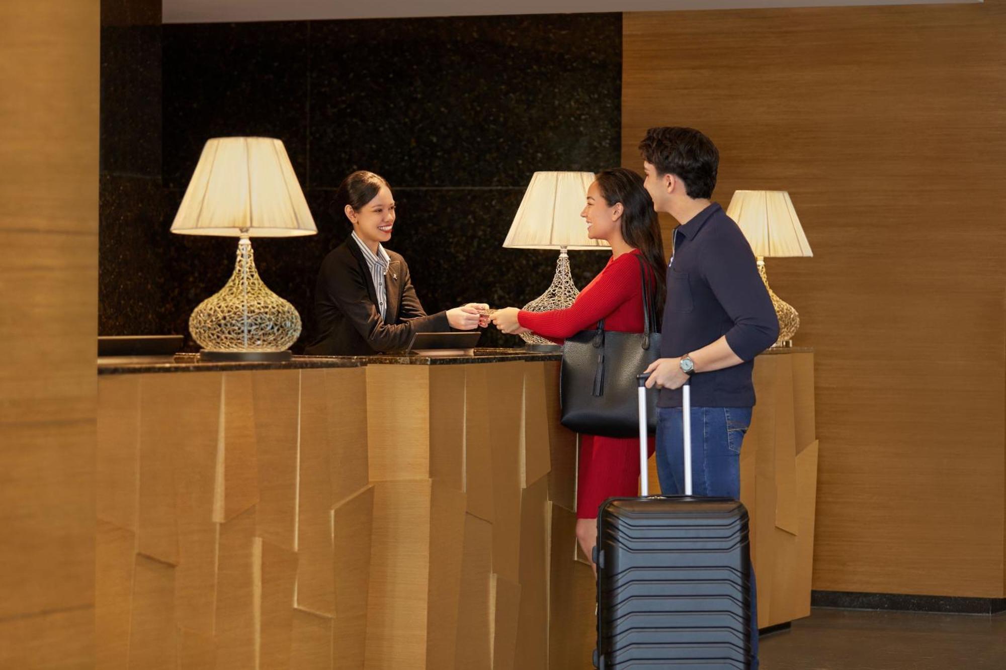 Renaissance Johor Bahru Hotel Esterno foto A hotel receptionist