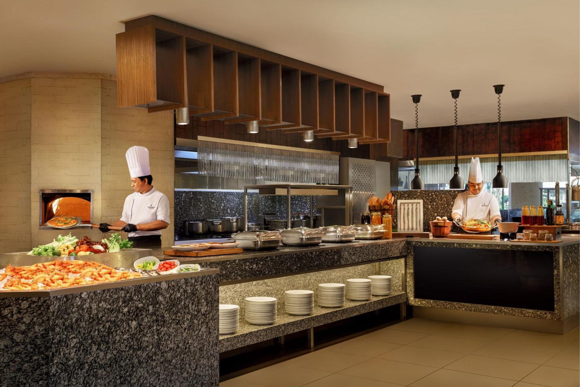 Renaissance Johor Bahru Hotel Esterno foto A live kitchen at a hotel