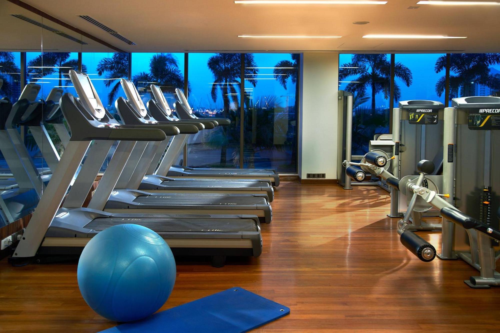 Renaissance Johor Bahru Hotel Esterno foto The gym at the Westin Dubai