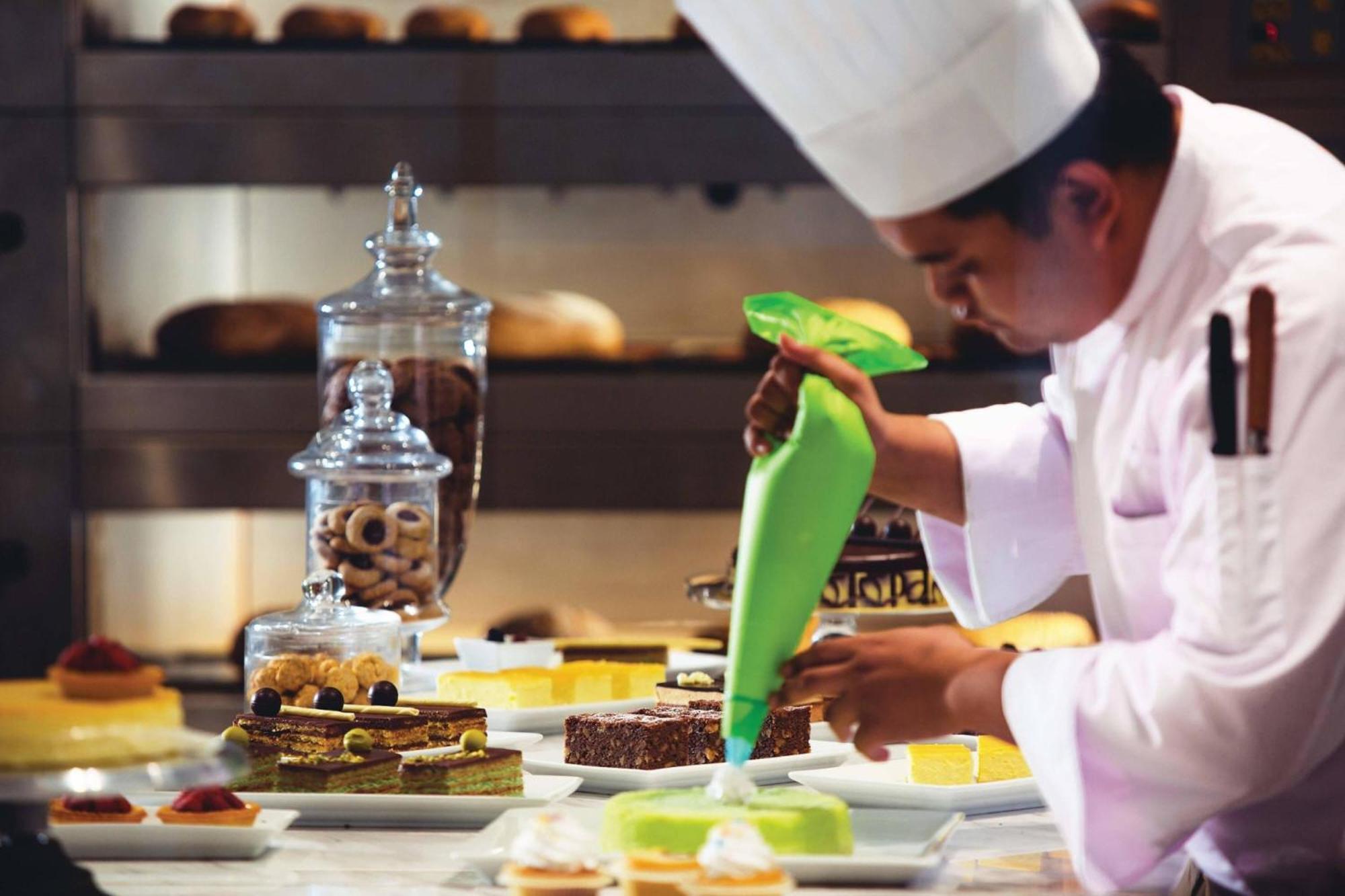 Renaissance Johor Bahru Hotel Esterno foto A pastry chef icing a dessert