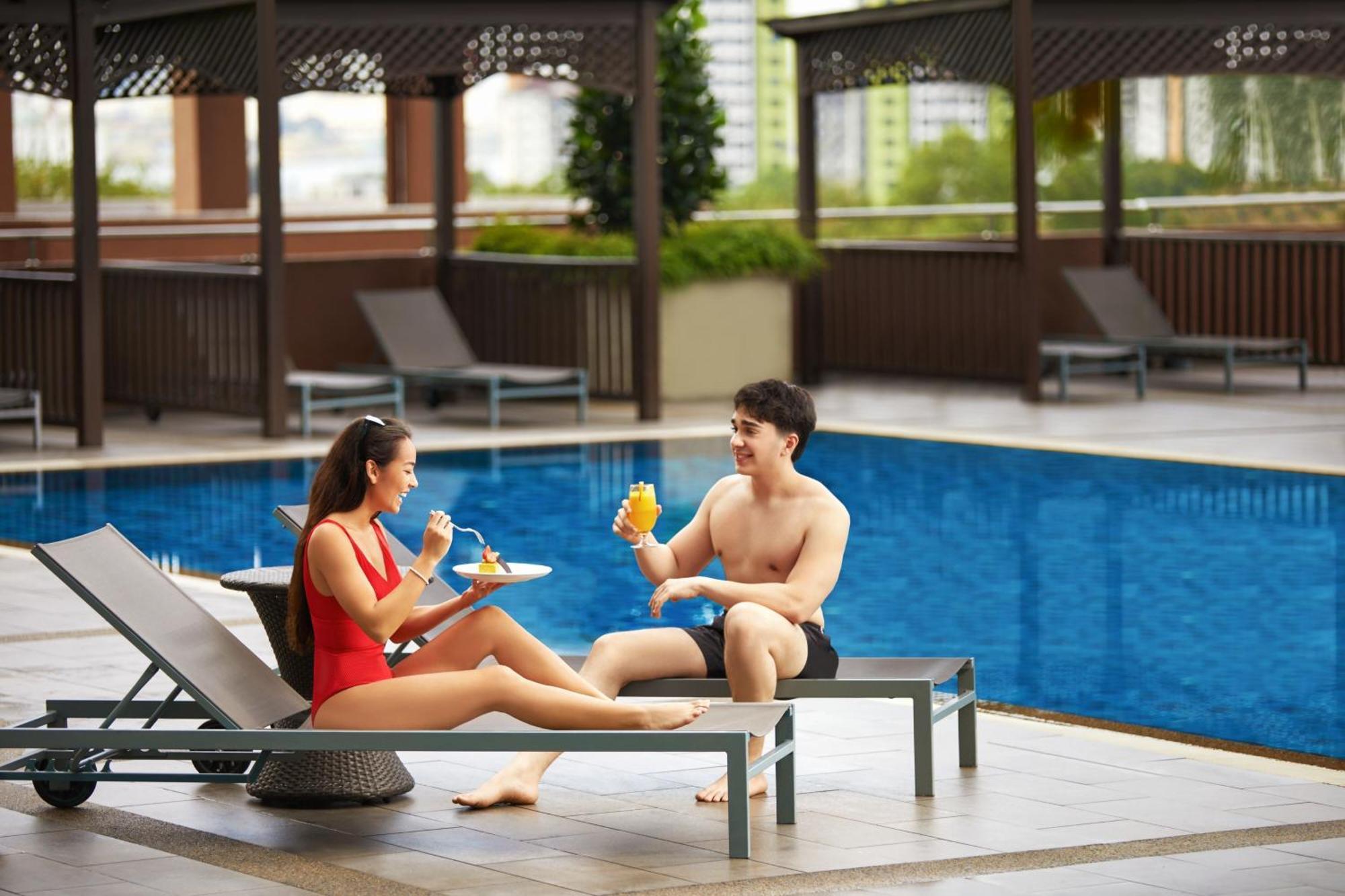 Renaissance Johor Bahru Hotel Esterno foto The swimming pool at the hotel