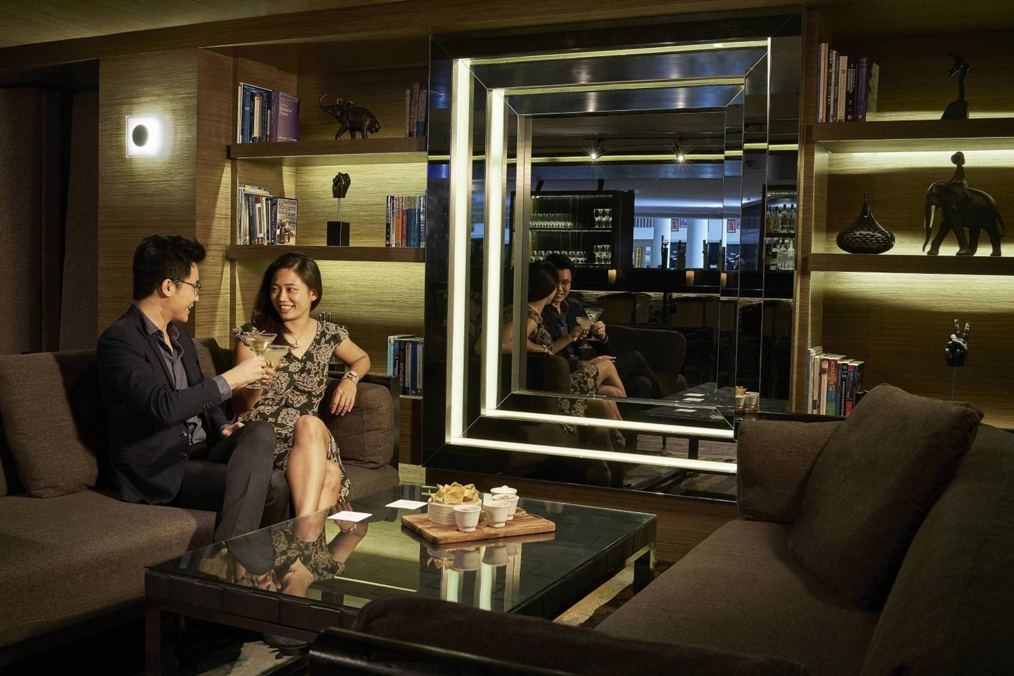 Renaissance Johor Bahru Hotel Esterno foto The Library