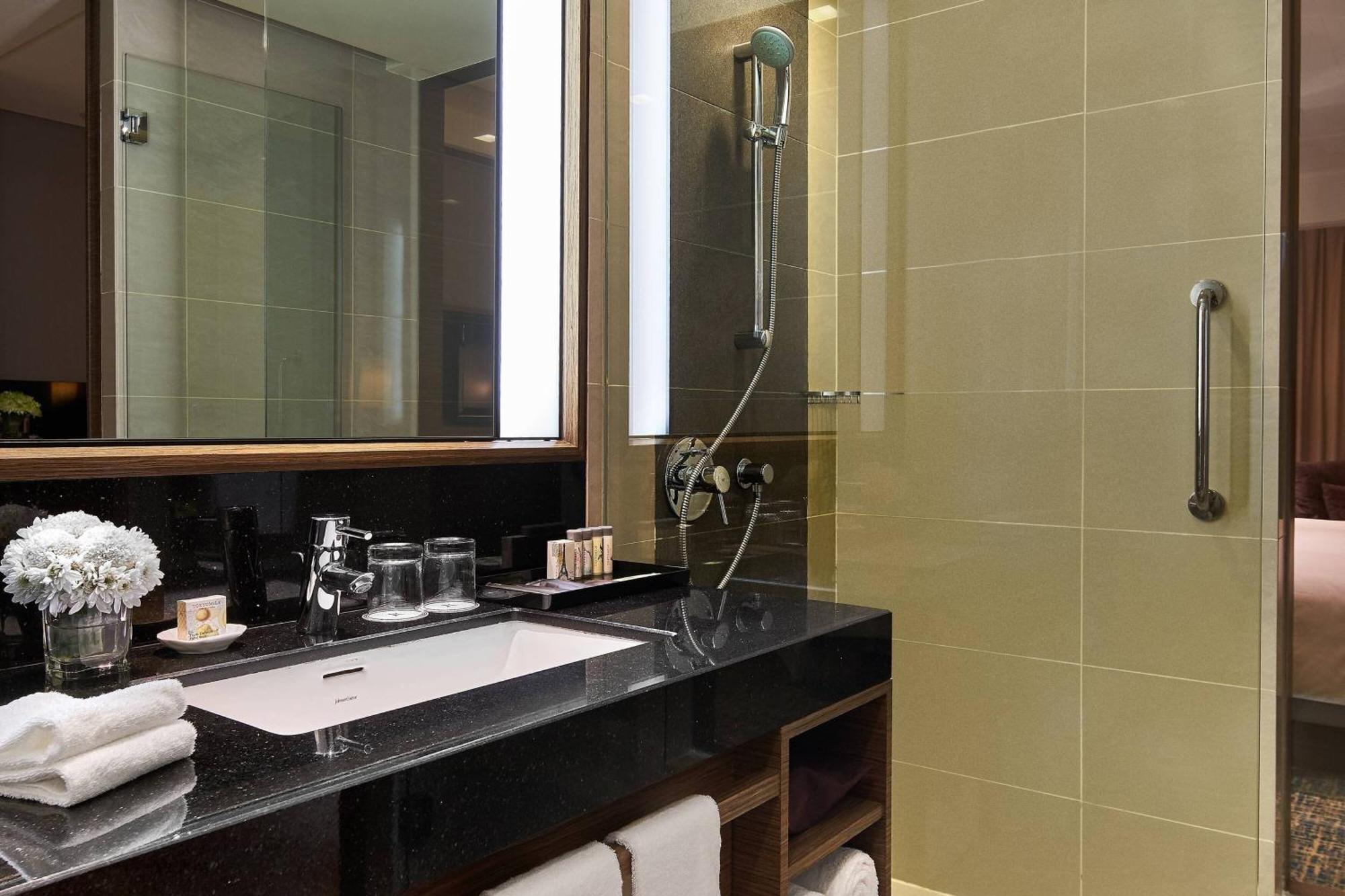 Renaissance Johor Bahru Hotel Esterno foto Bathroom