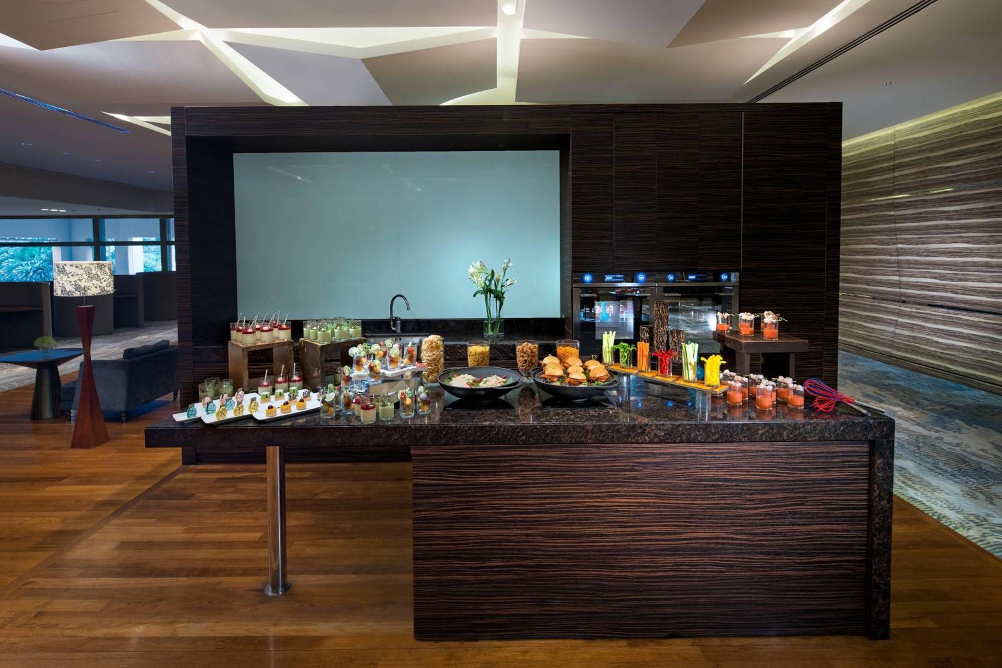 Renaissance Johor Bahru Hotel Esterno foto The buffet at the lounge