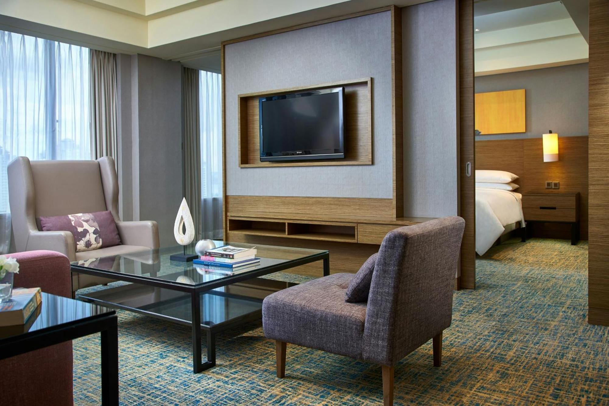 Renaissance Johor Bahru Hotel Esterno foto A suite at the hotel