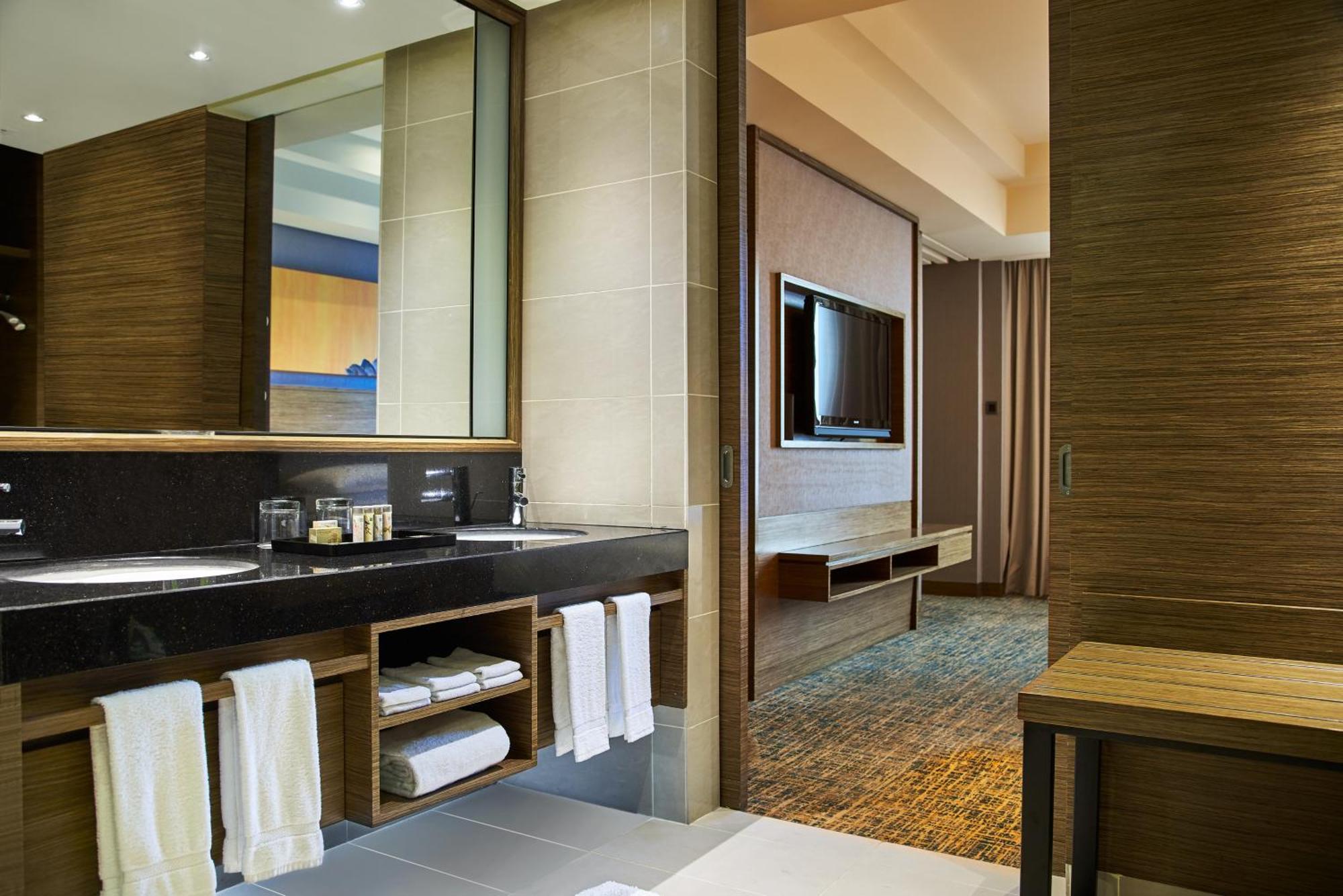 Renaissance Johor Bahru Hotel Esterno foto A bathroom at the hotel