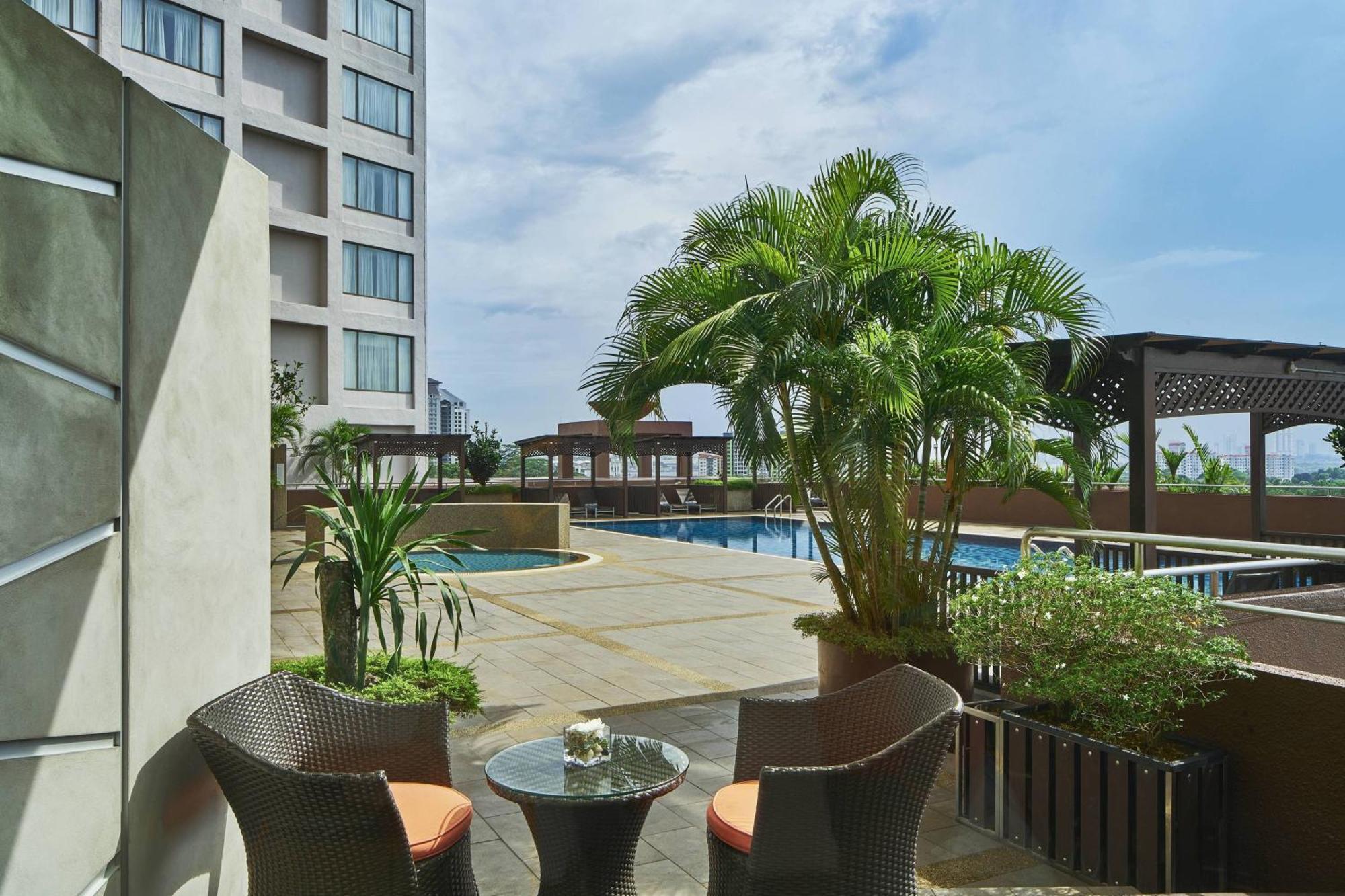Renaissance Johor Bahru Hotel Esterno foto The pool at the hotel