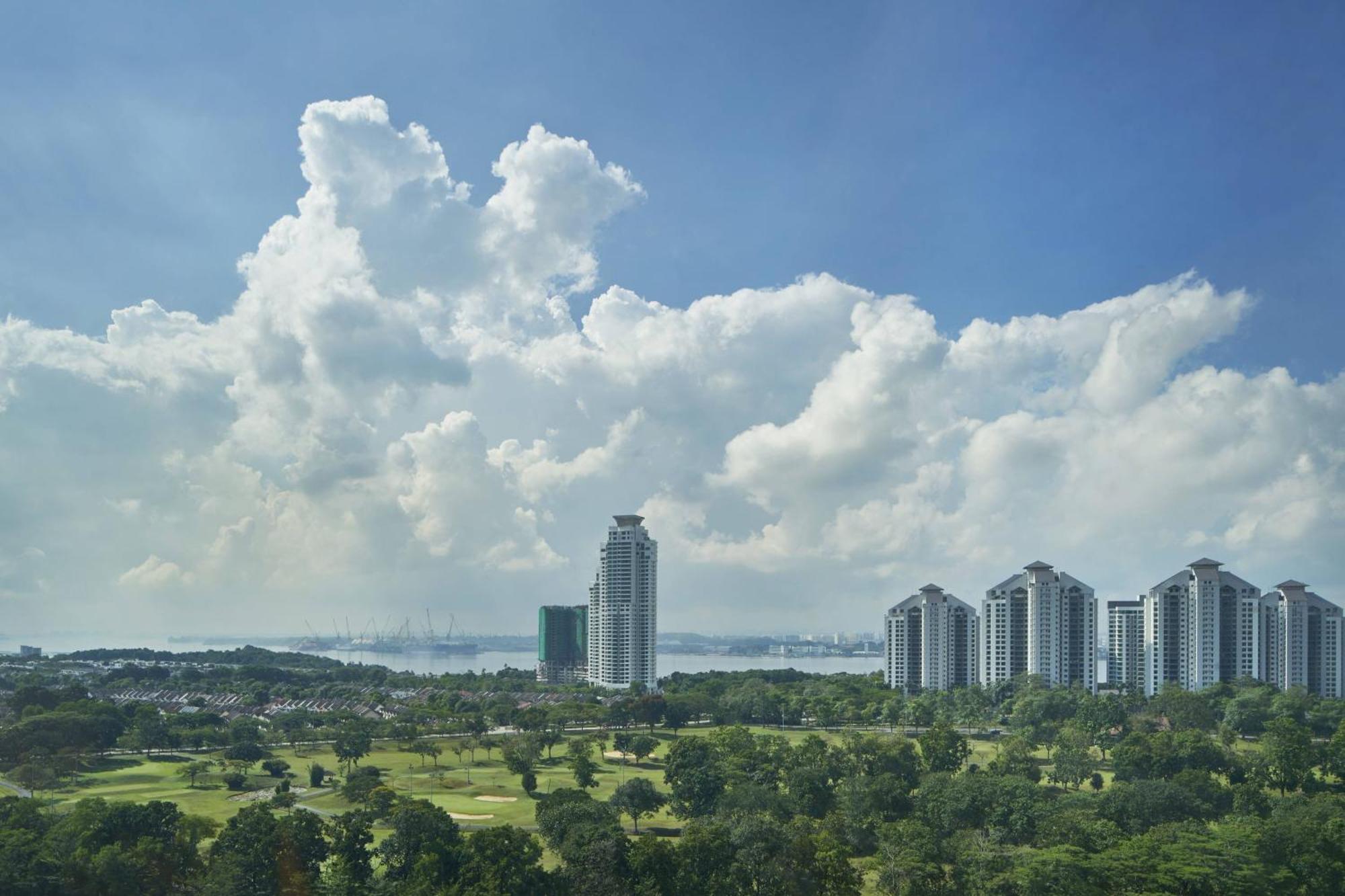 Renaissance Johor Bahru Hotel Esterno foto View of the Marina East area