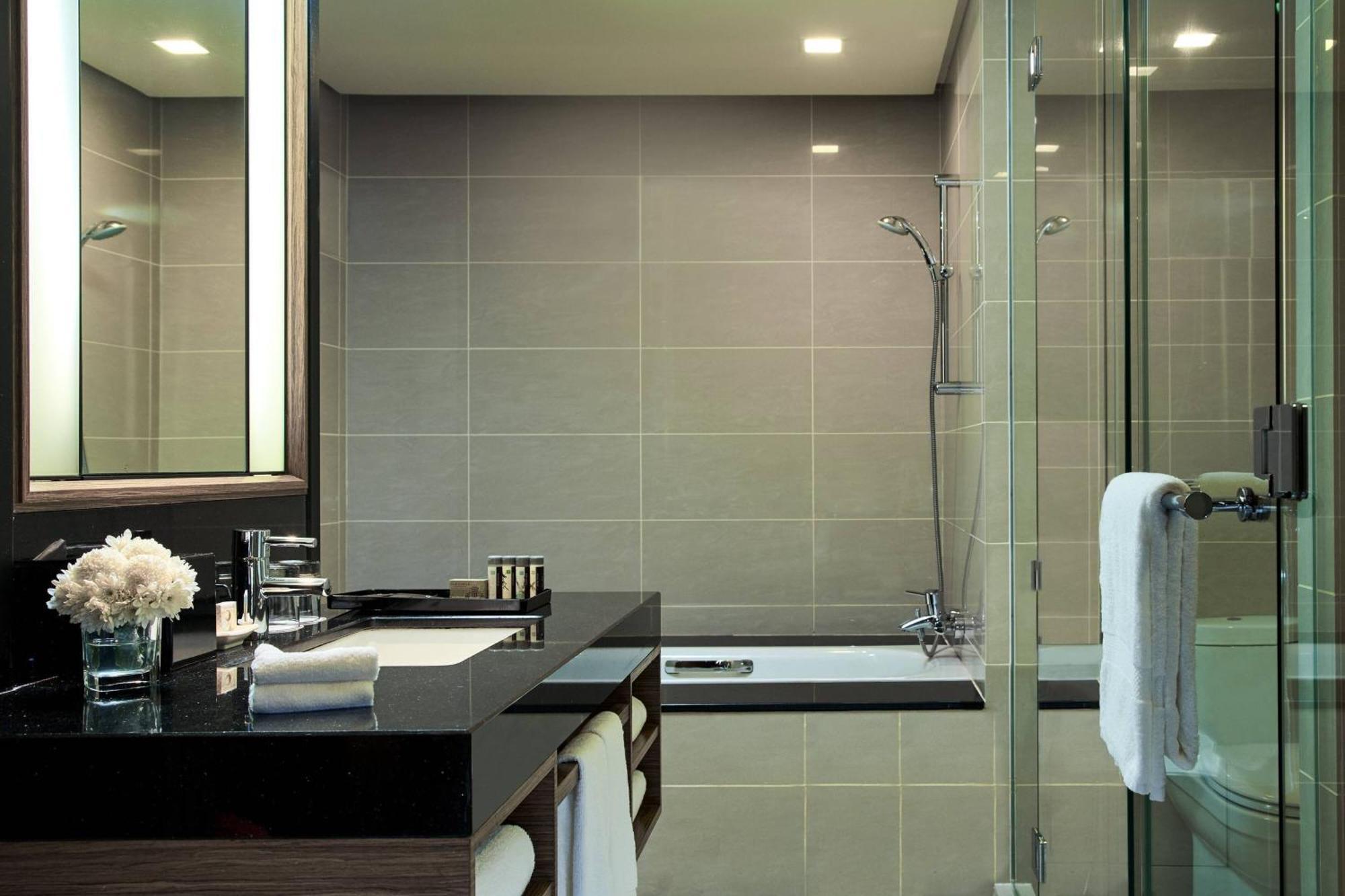 Renaissance Johor Bahru Hotel Esterno foto Bathroom