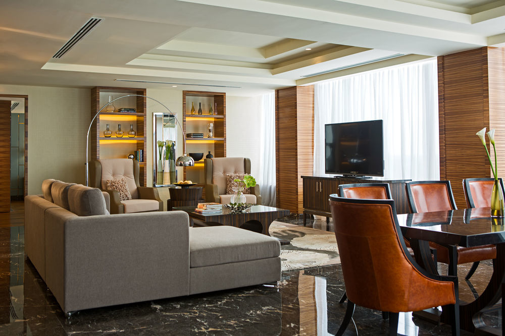 Renaissance Johor Bahru Hotel Esterno foto A living room in a suite at the hotel